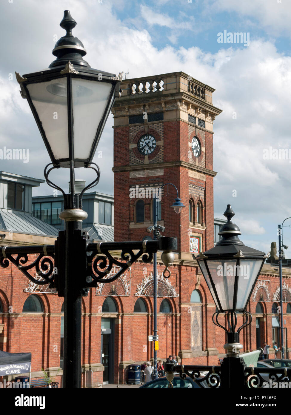 Uhrturm von der Markthalle Hall und alte Straßenlaternen, Ashton unter Lyne Tameside, Manchester, England, UK Stockfoto