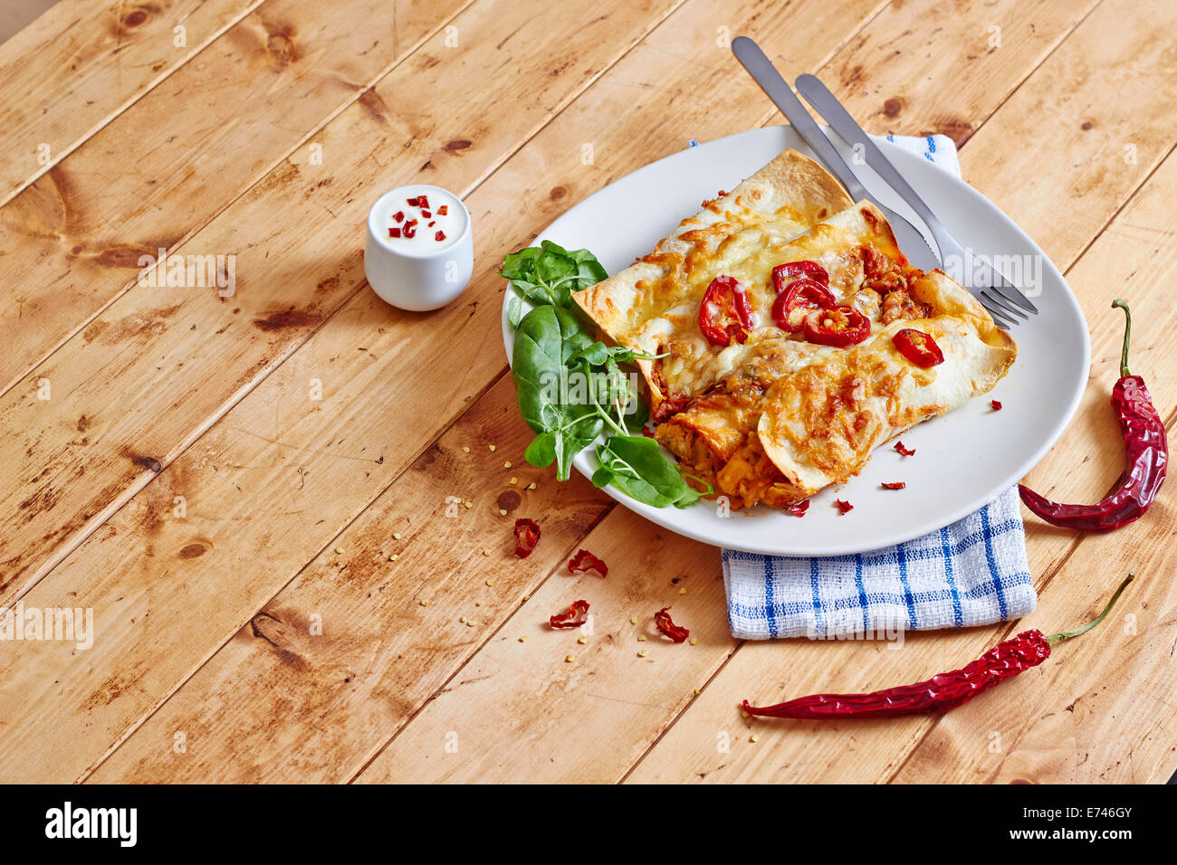 Enchilada Gericht auf Holztisch Stockfoto