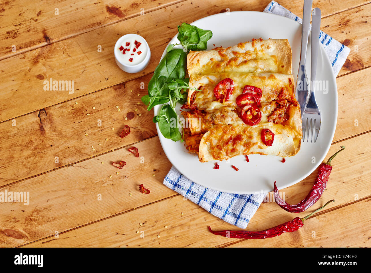 Enchilada Gericht auf Holztisch Stockfoto