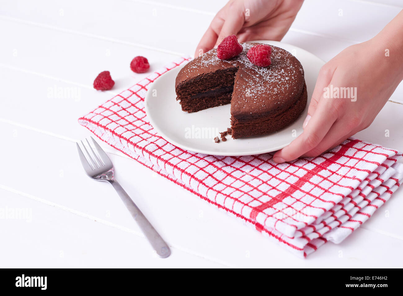 Schwamm-Schokoladenkuchen mit Beeren Stockfoto
