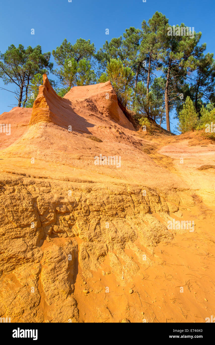 Roussillon ockerfarbenen Felsen Einlagen, Luberon, Provence, Frankreich Stockfoto