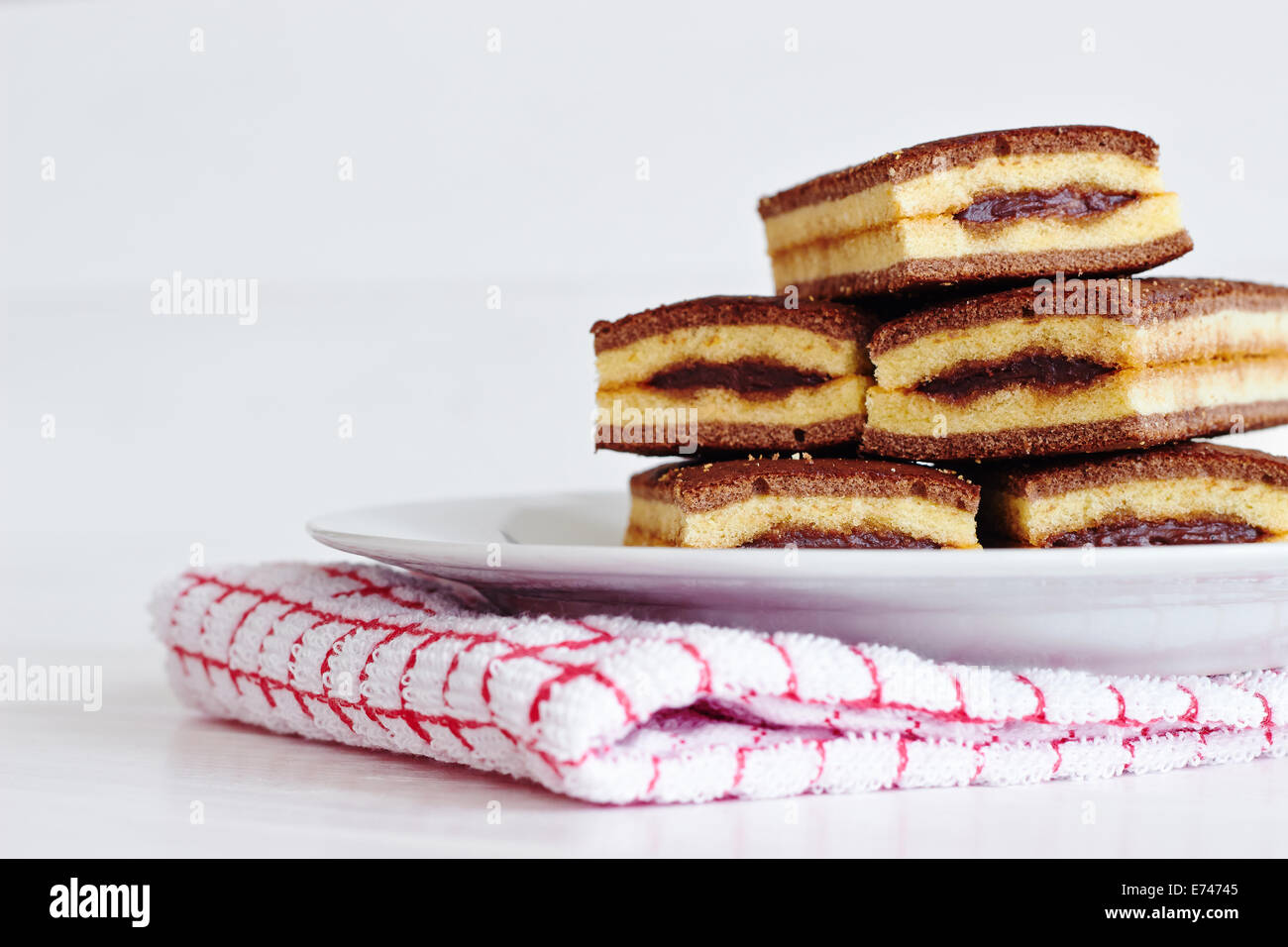 Cookies und Milch am weißen Tisch Stockfoto