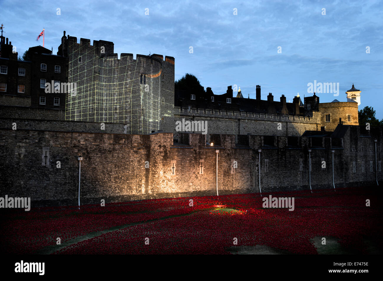 Rote Keramik Mohnblumen in den trockenen Graben der Tower of London, zum Gedenken an WWI Stockfoto