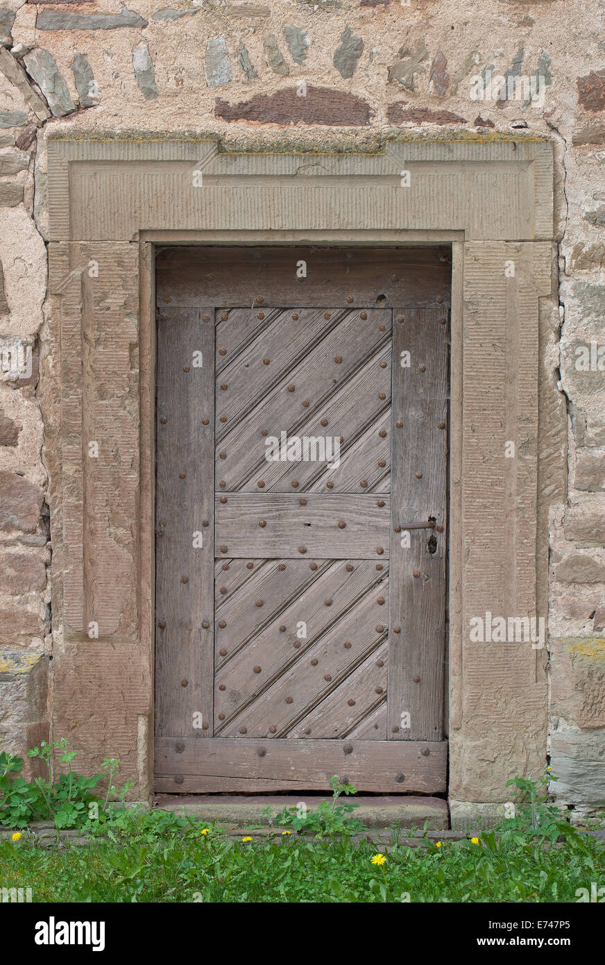 Alte Holztür mit Steinportal Stockfoto