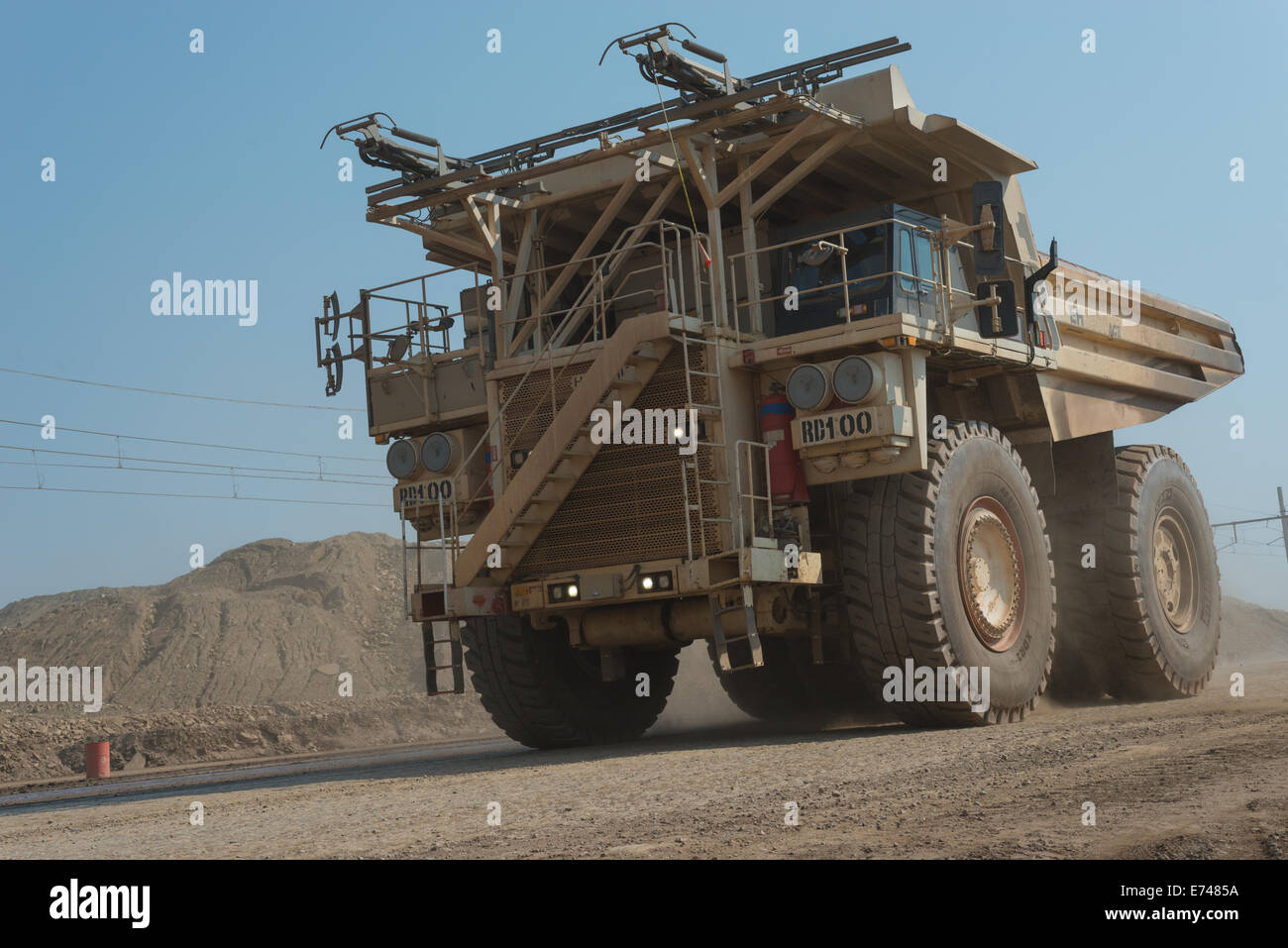 Eine 200-Tonnen-Nutzlast Hitatchi Hybrid-Haul-LKW kehrt in einer afrikanischen Kupfer mir nach der Einnahme einer Last von taubem Gestein in den Halden. Stockfoto