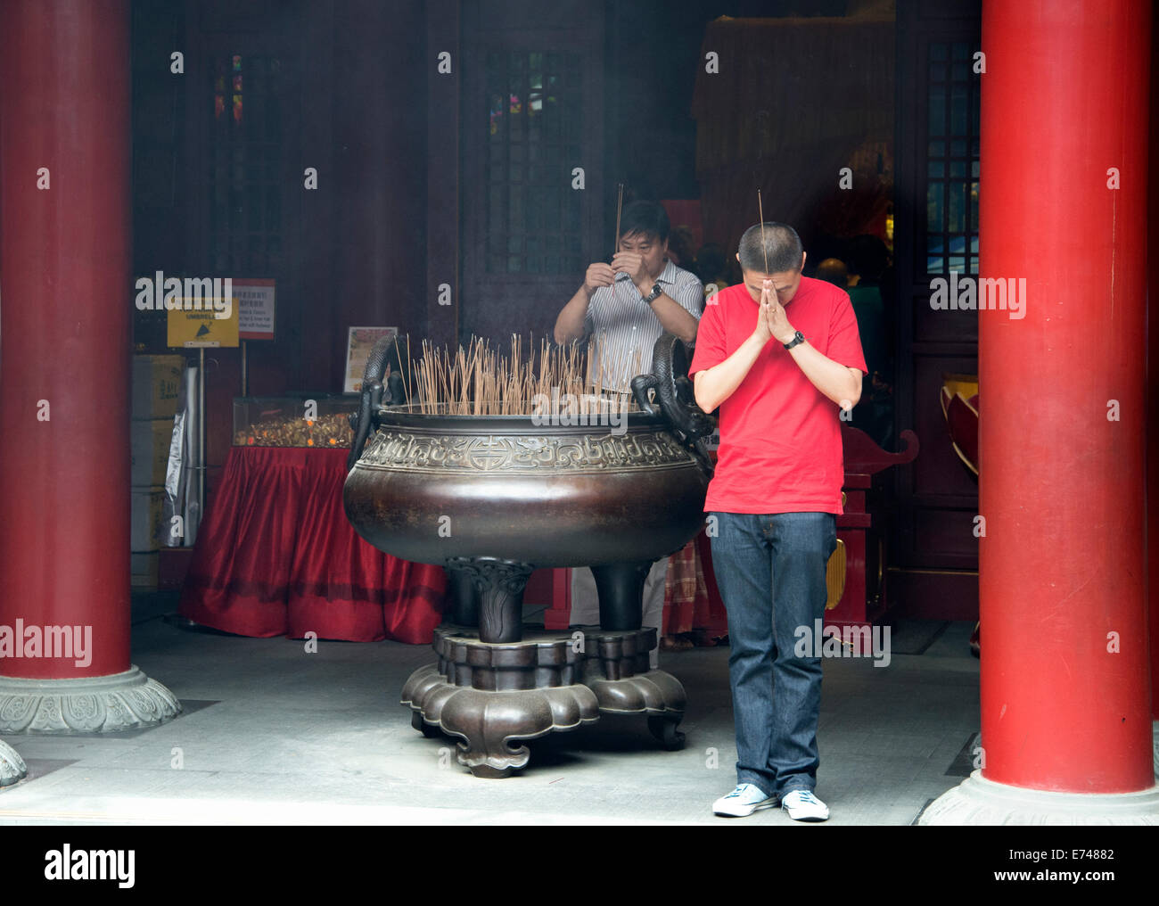 Beten mit Weihrauch bei chinesischen Tempel Stockfoto