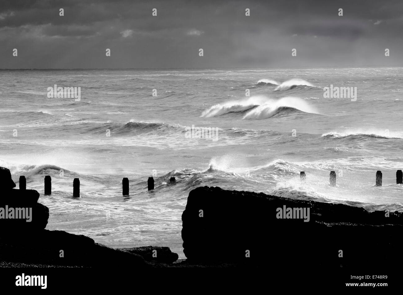 White gekappt Winterwellen vorbei Splash Punkt, Seaford Stockfoto