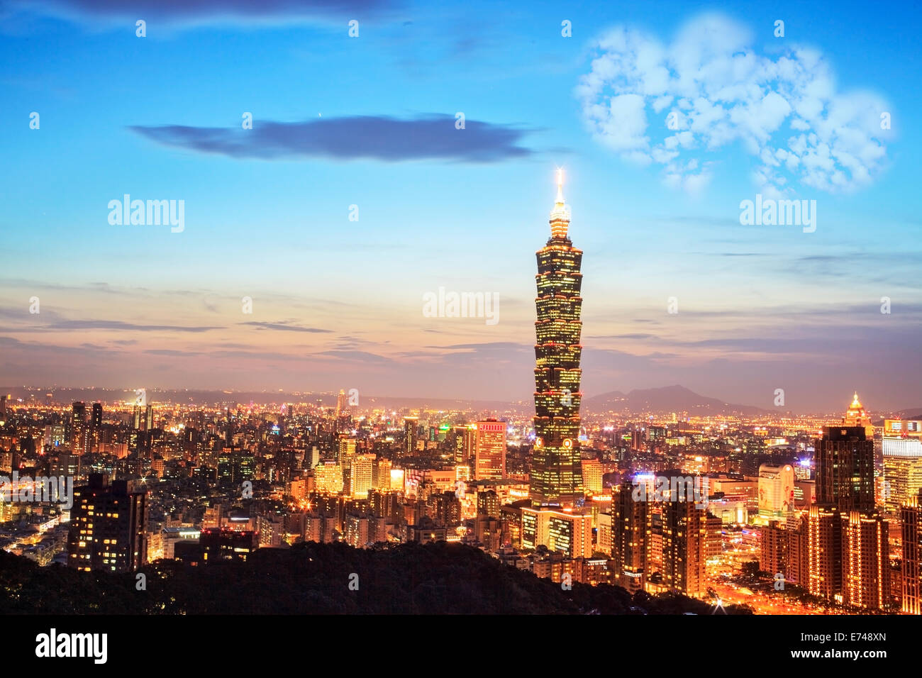 Bild von einem Herz Wolke am blauen Himmel für Adv oder anderen Zweck Verwendung Stockfoto