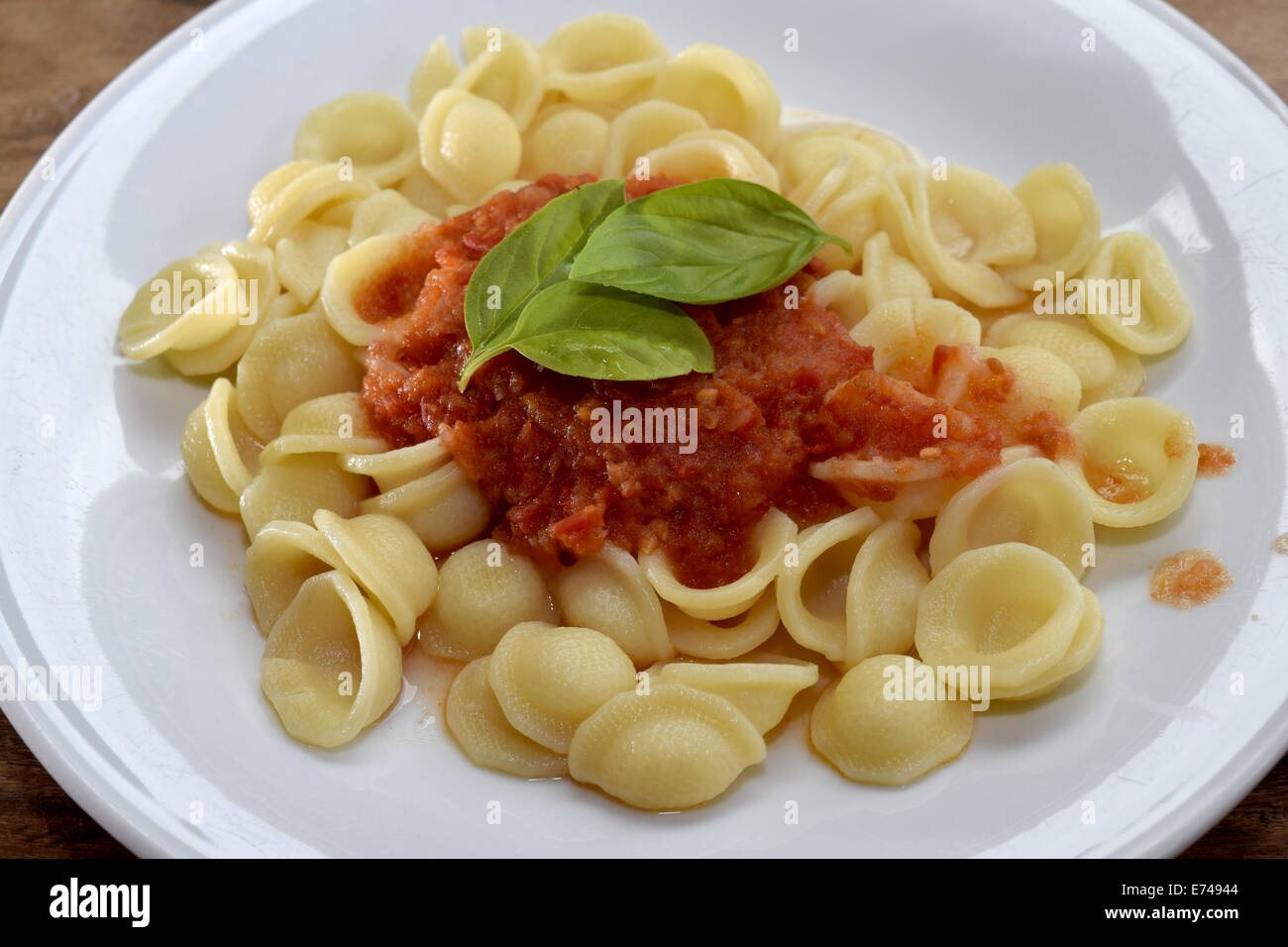 Orecchiette mit Tomatensauce Stockfoto