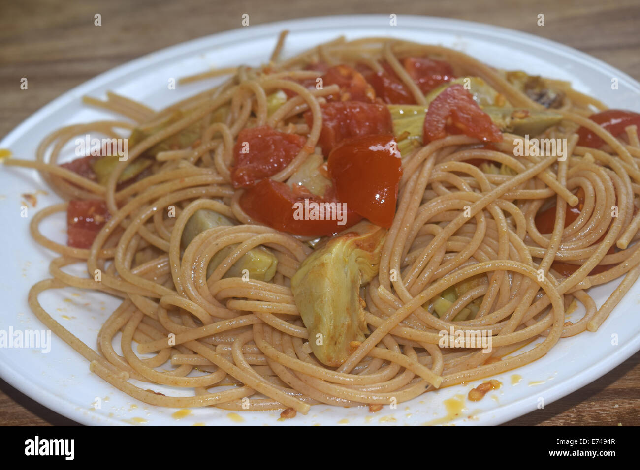 gesunde Ernährung: Vollkorn Spaghetti auf die Artischocken-Creme Stockfoto