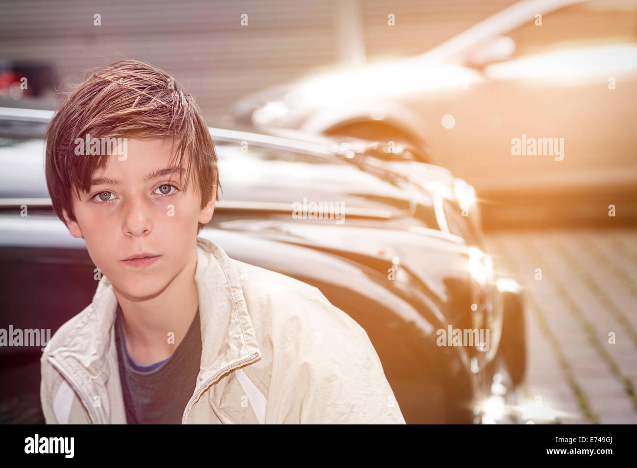 Porträt eines jungen Teenager vor einem alten teures Auto. Stockfoto