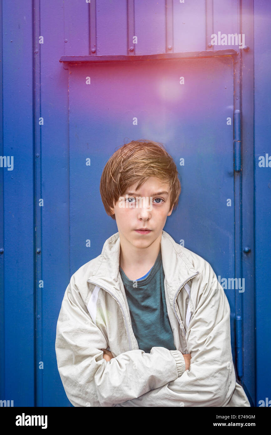 Porträt eines jungen Teenager vor einer blauen Wand. Stockfoto
