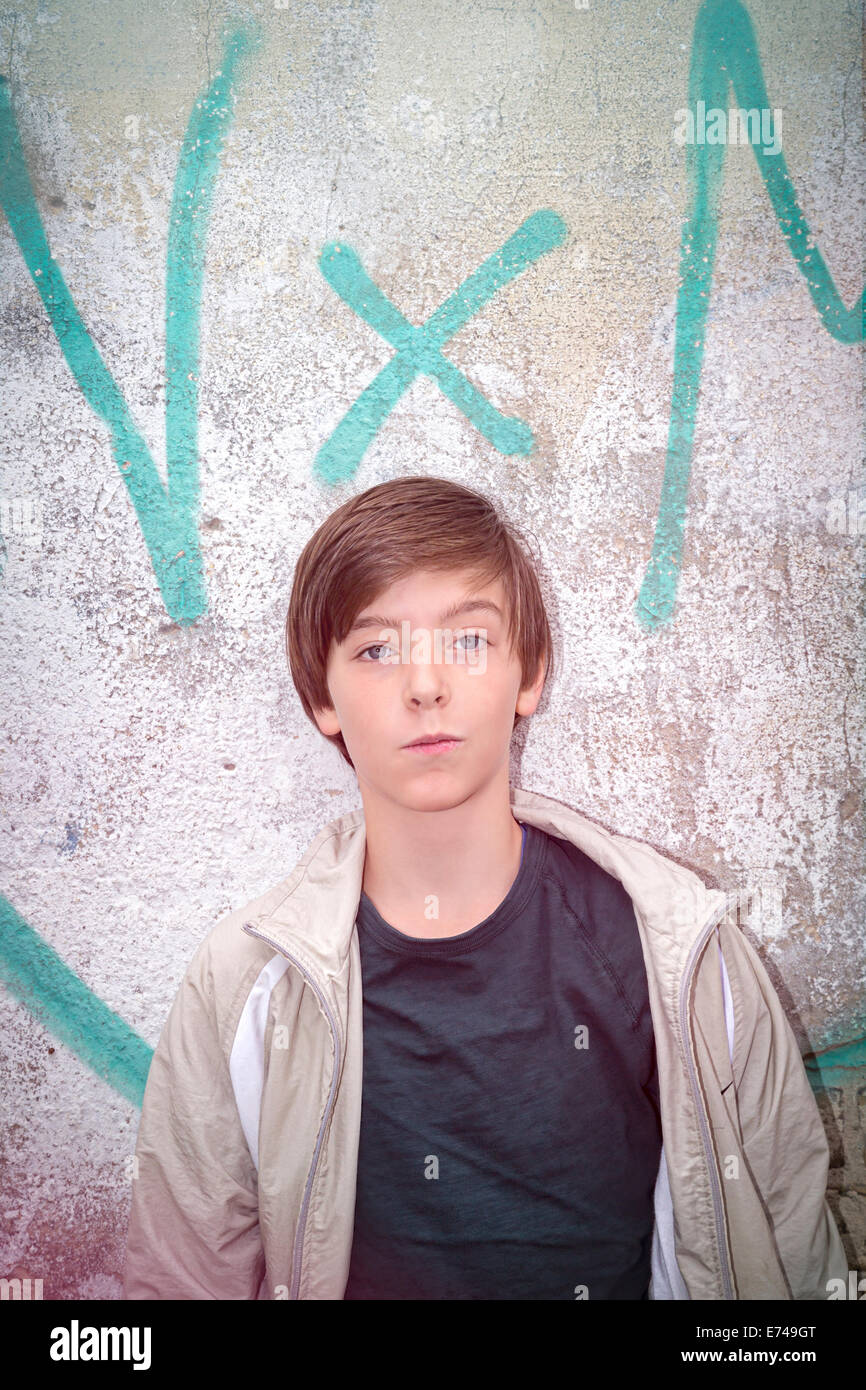 Portrait eines jungen Teenager vor einem graffiti Stockfoto