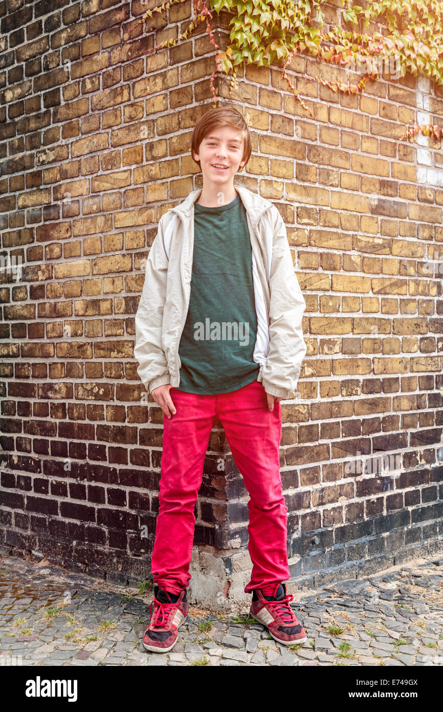 Porträt eines jungen Teenager vor eine alte Mauer. Stockfoto
