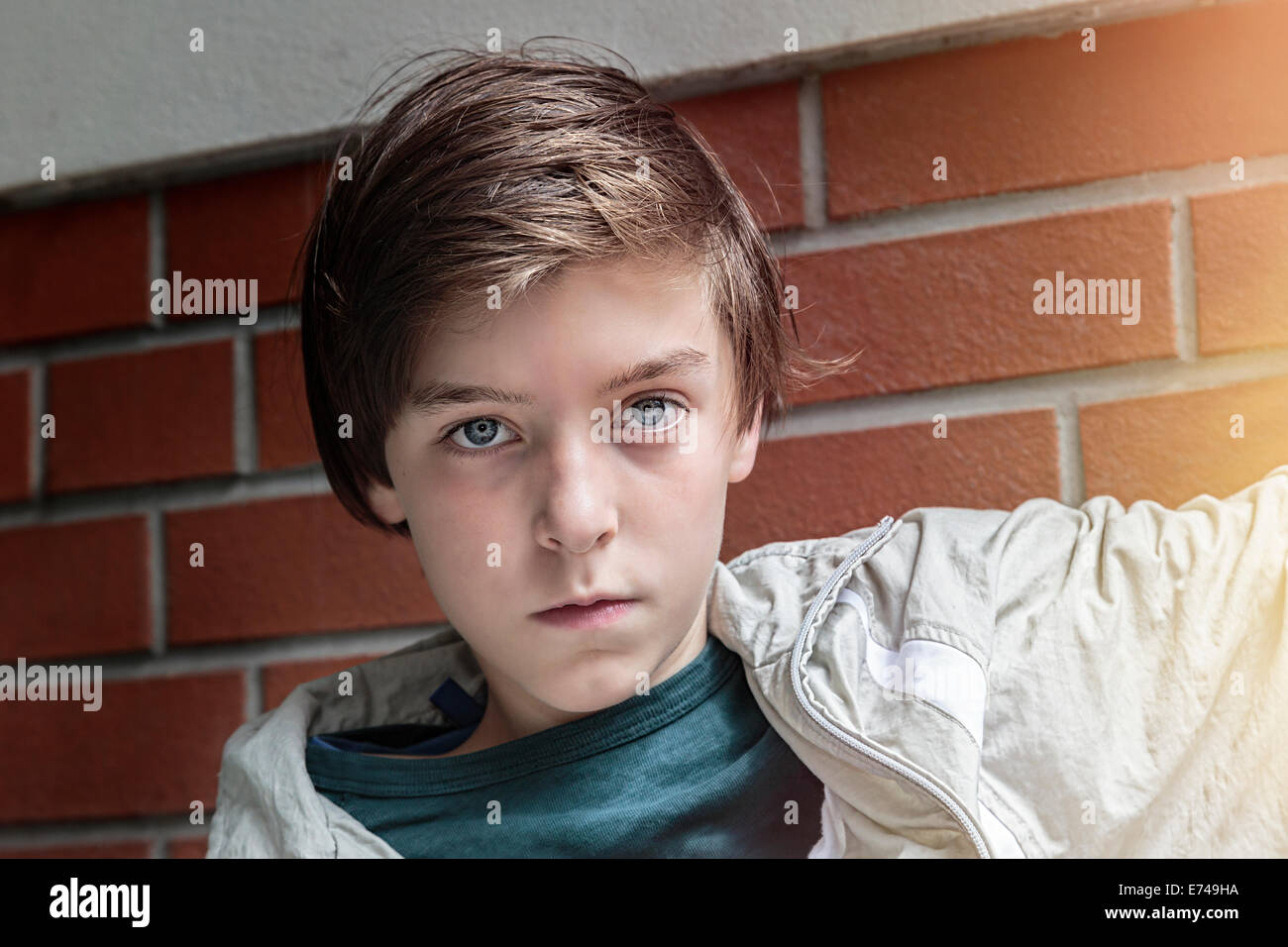 Porträt eines coolen Teenager-jungen vor einer Mauer. Stockfoto