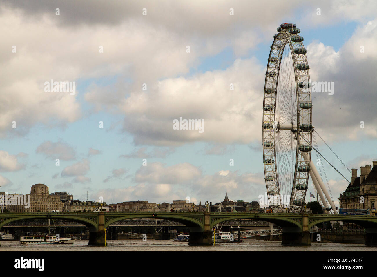 London Eye dominiert London Skyline von Waterloo Bridge, London Stockfoto
