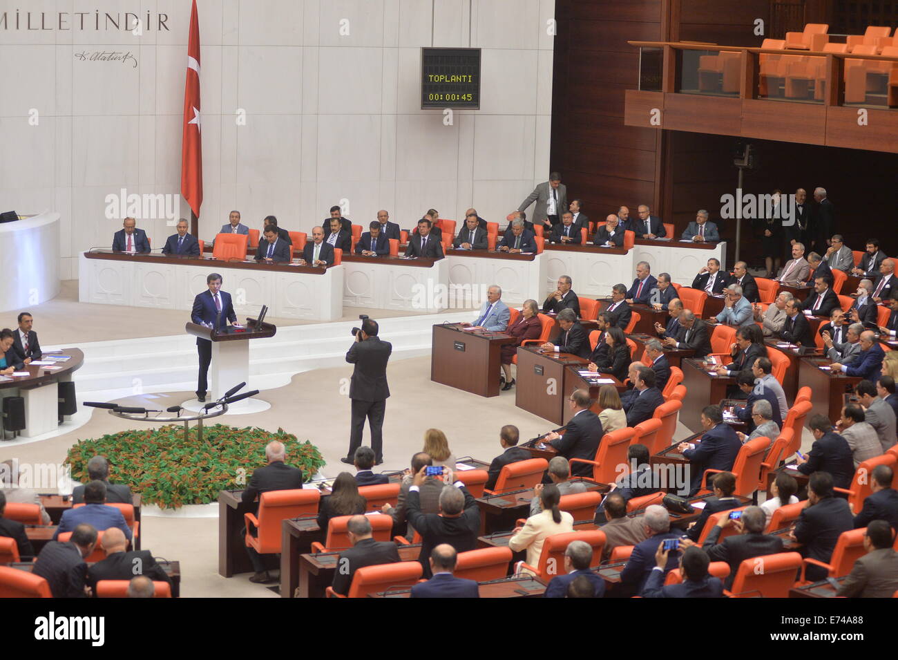 Ankara, Türkei. 6. Sep, 2014. Der türkische Ministerpräsident Ahmet Davutoglu spricht bei einem Parlament treffen in Ankara, die Hauptstadt der Türkei, am 6. September 2014. Die neue türkische Regierung am Samstag gewann eine Vertrauensabstimmung im Parlament in der türkischen Hauptstadt Ankara. 62. die türkische Regierung gewann 306 Stimmen der regierenden Gerechtigkeit und Entwicklungspartei (AKP) im türkischen Parlament, mit 133 Gesetzgeber die größte Oppositionspartei, die Republikanische Volkspartei (CHP) und der Partei nationalistischen Bewegung (MHP) dagegen ist. Bildnachweis: Mustafa Kaya/Xinhua/Alamy Live-Nachrichten Stockfoto