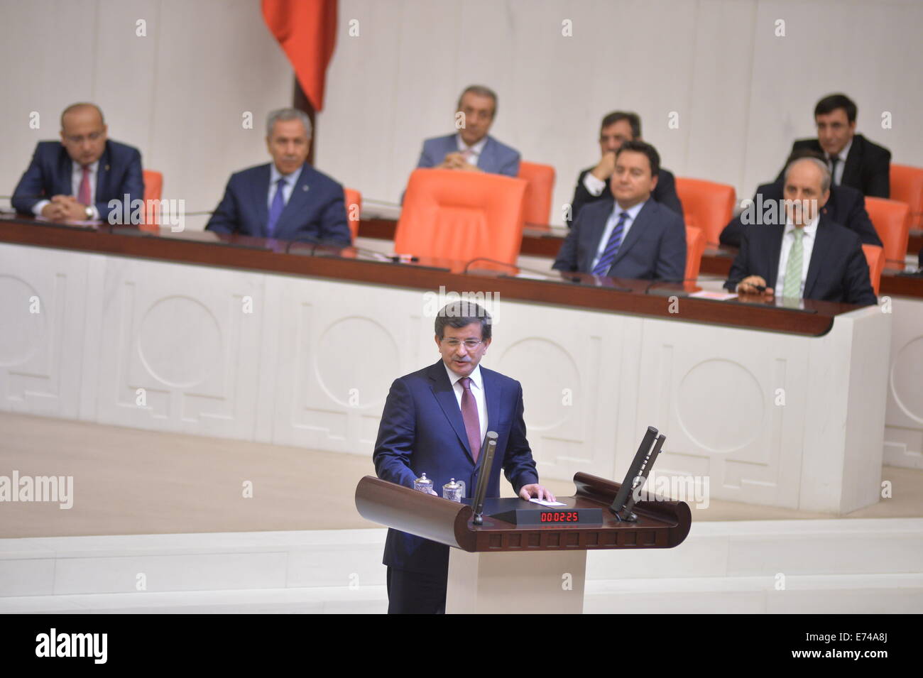 Ankara, Türkei. 6. Sep, 2014. Der türkische Ministerpräsident Ahmet Davutoglu (vorne) spricht bei einem Parlament treffen in Ankara, die Hauptstadt der Türkei, am 6. September 2014. Die neue türkische Regierung am Samstag gewann eine Vertrauensabstimmung im Parlament in der türkischen Hauptstadt Ankara. 62. die türkische Regierung gewann 306 Stimmen der regierenden Gerechtigkeit und Entwicklungspartei (AKP) im türkischen Parlament, mit 133 Gesetzgeber die größte Oppositionspartei, die Republikanische Volkspartei (CHP) und der Partei nationalistischen Bewegung (MHP) dagegen ist. Bildnachweis: Mustafa Kaya/Xinhua/Alamy Live-Nachrichten Stockfoto