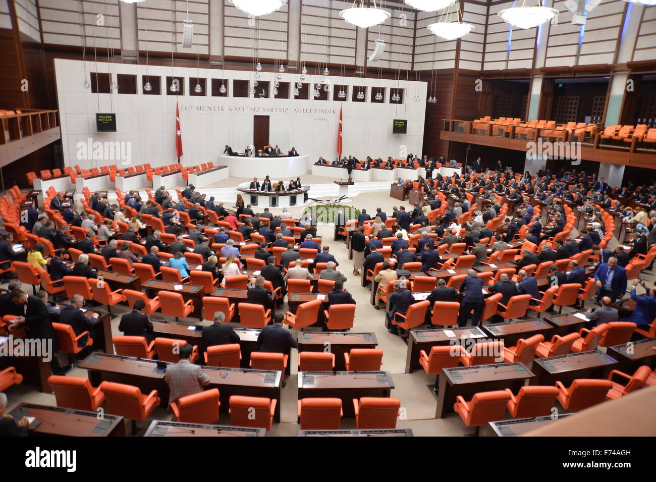Ankara. 6. Sep, 2014. Foto am September 6, 2014 zeigt eine Sitzung des Parlaments in Ankara, die Hauptstadt der Türkei. Die neue türkische Regierung am Samstag gewann eine Vertrauensabstimmung im Parlament in der türkischen Hauptstadt Ankara. 62. die türkische Regierung gewann 306 Stimmen der regierenden Gerechtigkeit und Entwicklungspartei (AKP) im türkischen Parlament, mit 133 Gesetzgeber die größte Oppositionspartei, die Republikanische Volkspartei (CHP) und der Partei nationalistischen Bewegung (MHP) dagegen ist. Bildnachweis: Mustafa Kaya/Xinhua/Alamy Live-Nachrichten Stockfoto