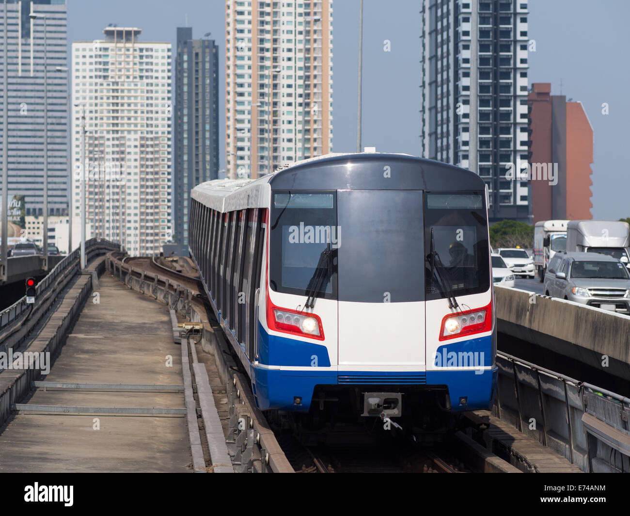 Einer der Züge verwendet auf dem stark expandierenden s-Bahn-System in Bangkok, Thailand. Stockfoto