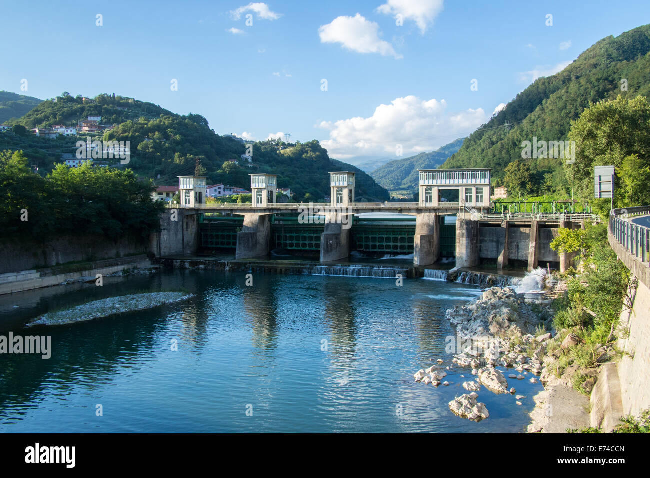 Damm auf dem Fluss Serchio in Borgo a Mozzano, nördliche Toskana, Italien. Stockfoto
