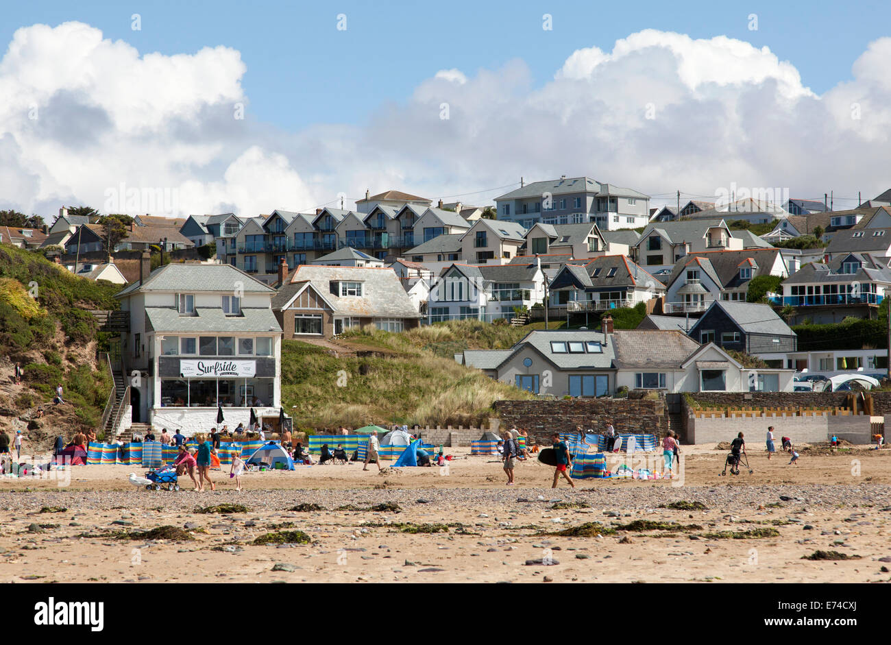 Ferienhäuser und Ferienwohnungen mit Blick auf den Strand von Polzeath, Cornwall, Großbritannien Stockfoto
