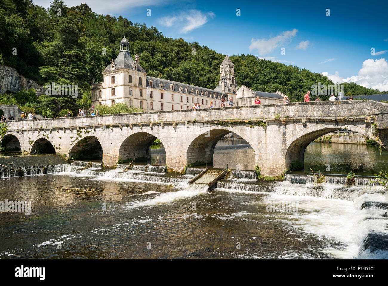 Die Benediktiner Abtei Abbaye Saint-Pierre de Brantôme und seine Glocke Turm entlang dem Fluss Dronne, Dordogne, Aquitaine, Frankreich Stockfoto