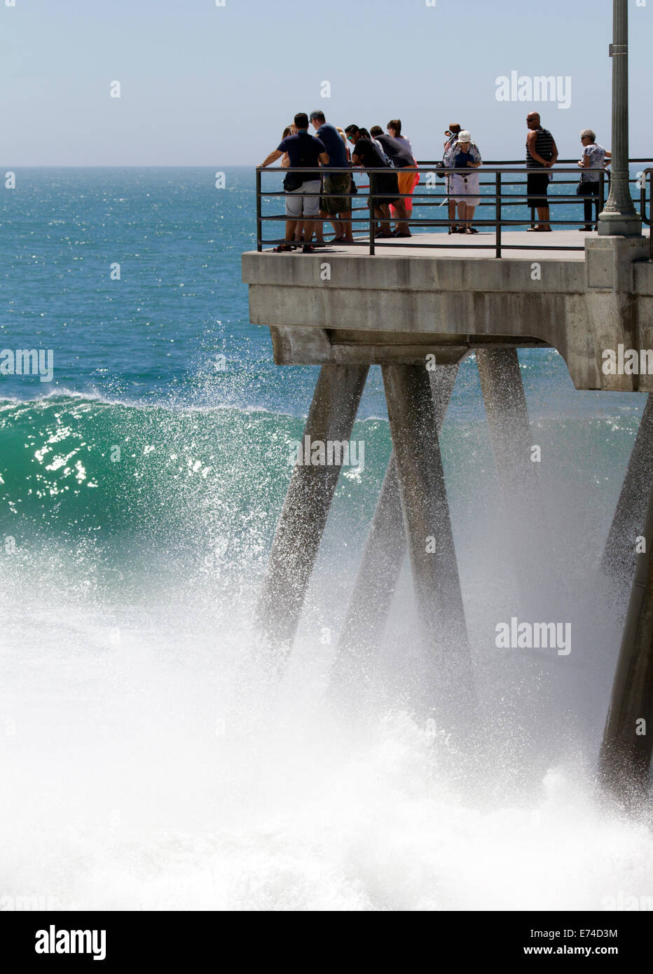 Große Welle schlagen Huntington Beach Pier Stockfoto