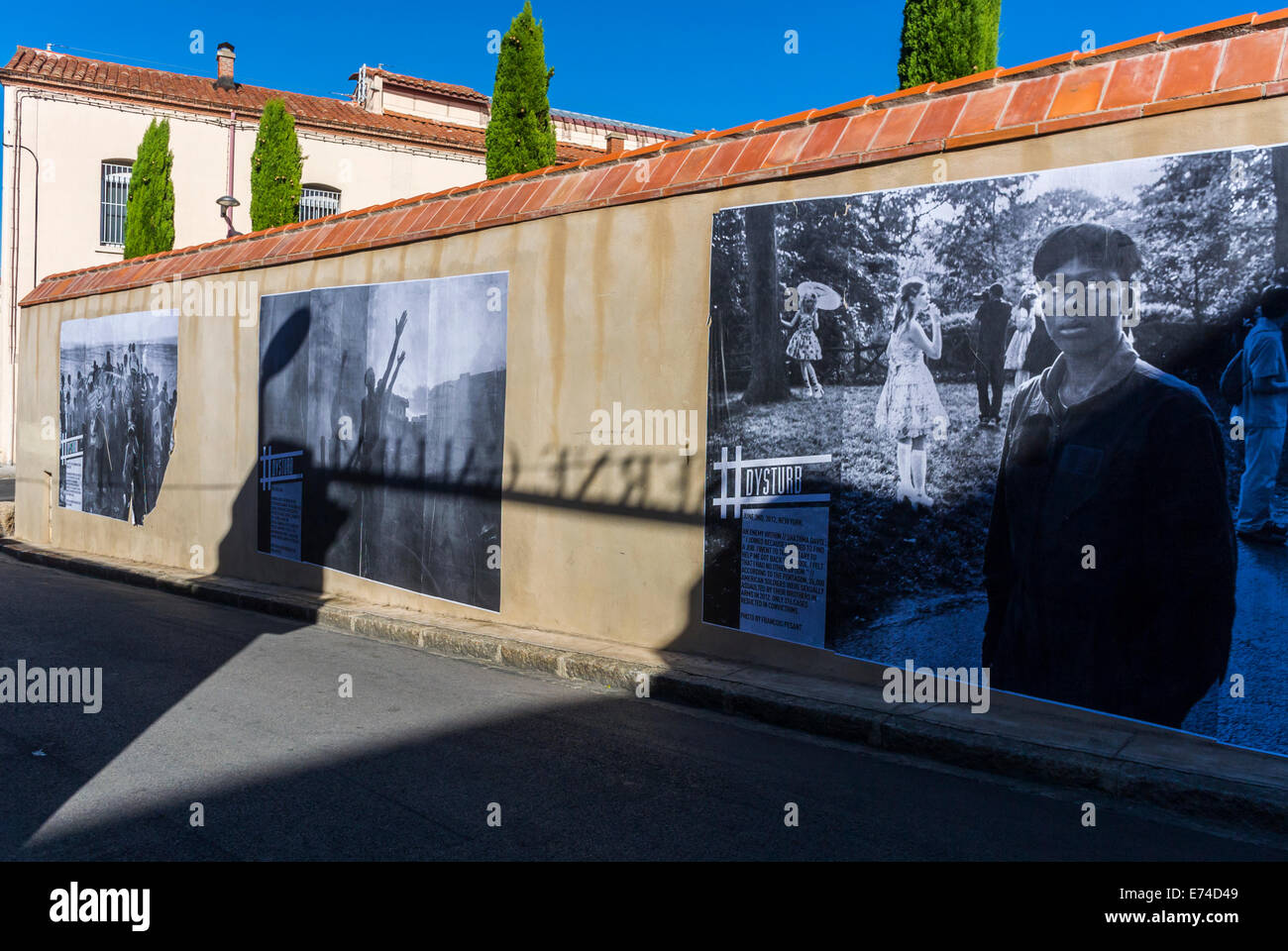 Perpignan, Frankreich, Fotoreportage, „Visa Pour l'Image“ Fotojournalismus Festival Fotogalerie Ausstellung, Outdoor auf Stadtmauern, Straßenposter, Kunst im Freien Stockfoto