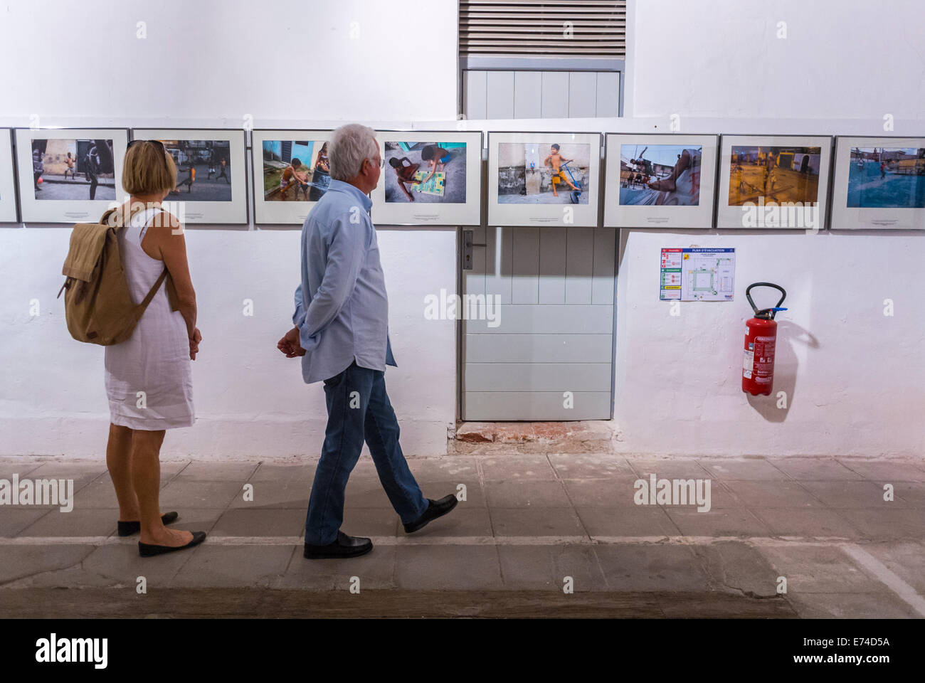 Perpignan, Frankreich, Touristen in 'Visa Pour l 'Image' Fotojournalismus-Festival-Fotografie-Galerie-Ausstellung Stockfoto