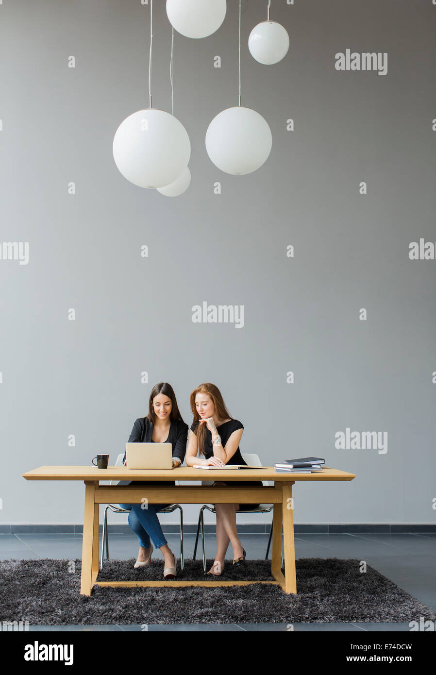 Junge Frau im Büro Stockfoto