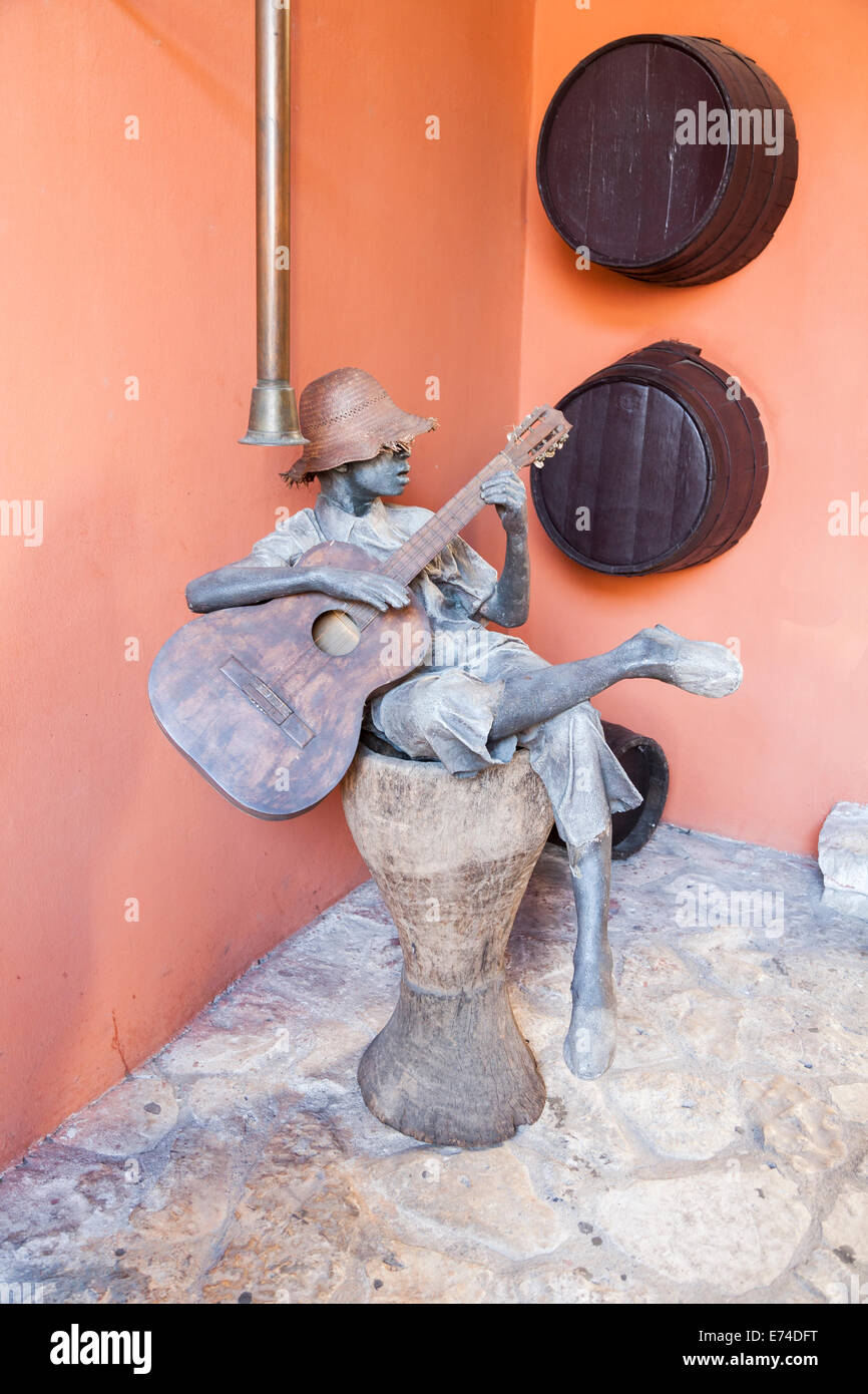 Statue mit Fässern für Havana Club Rum, Museo del Ron (Museum von Rum), Brennereien Havana Club Rum, Havanna, Kuba Stockfoto