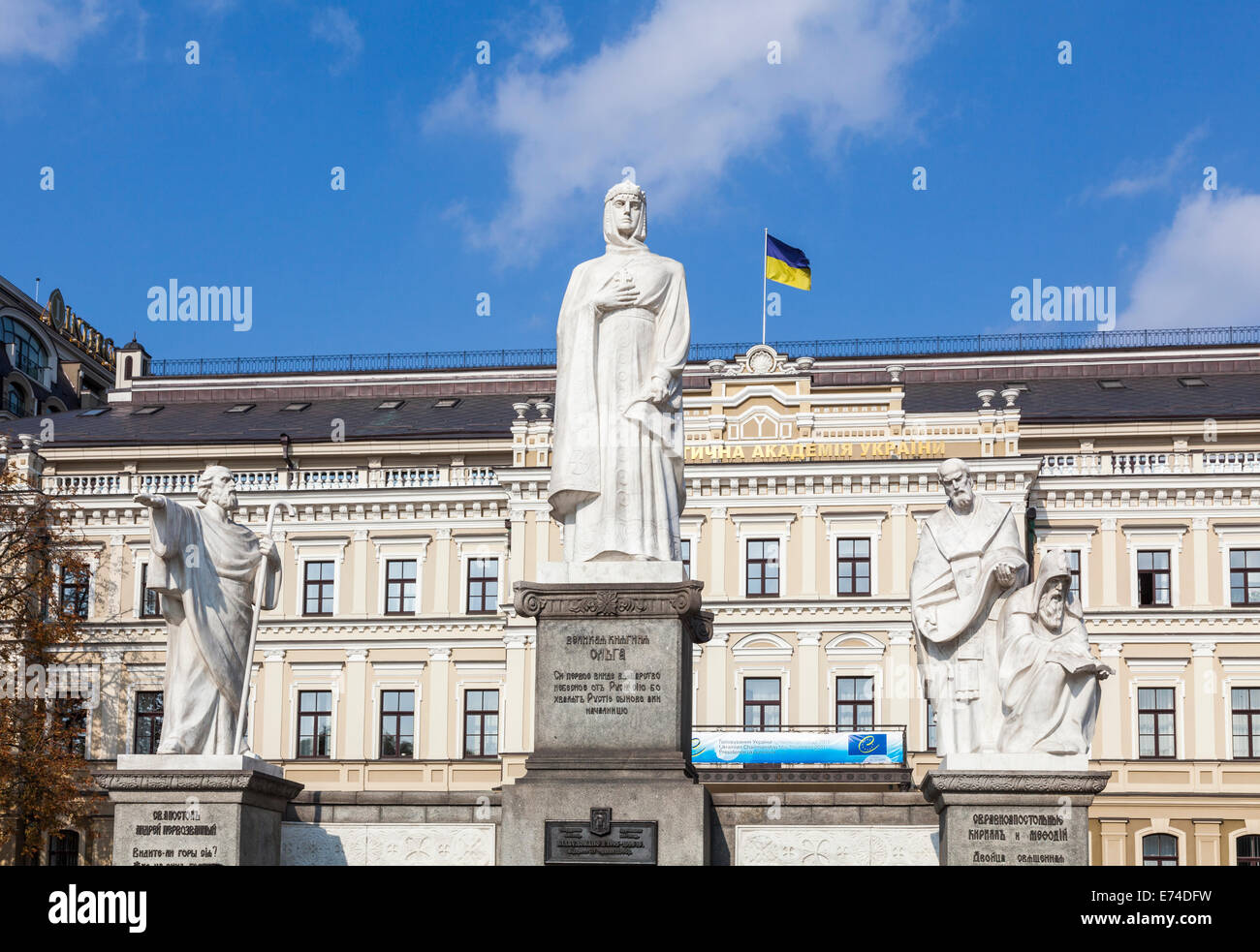 Denkmal für Prinzessin Olga, mit Statuen der Apostel Andrew, St. Cyrill und St. Mephodius, St. Michael-Platz, Kiew, Ukraine Stockfoto