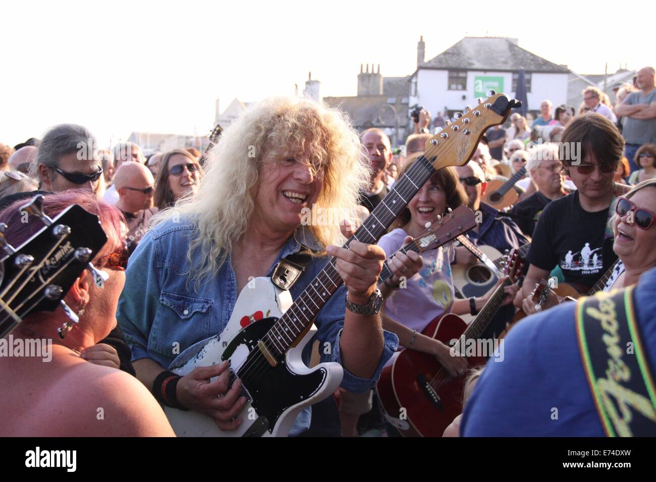 Lyme Regis, Dorset, UK. 6. September 2014. Gitarristen aus ganz England trafen sich heute für Gitarren am Strand, jetzt im 2. Jahr und erreicht eine Rekord-3325 Spieler ausführen "Rave On", "Rockin ' All Over The World" und "Smoke On The Water" unisono am Strand von Lyme Regis. Deep Purple Frontmann Ian Gillan wieder aus der Band flog den USA Tour, die Veranstaltung zu leiten.   Bildnachweis: Tony Charnock/Alamy Live-Nachrichten Stockfoto