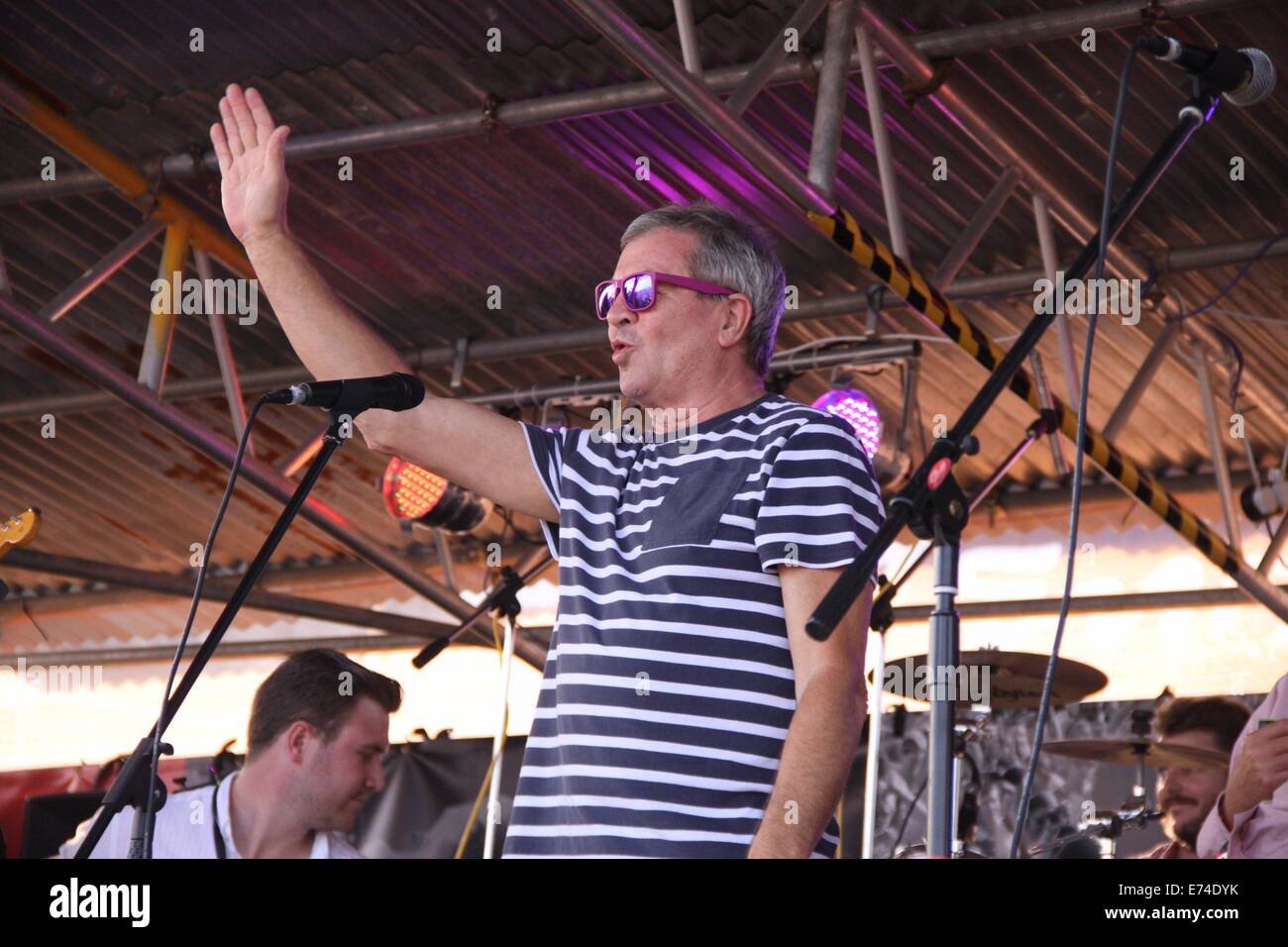 Lyme Regis, Dorset, UK. 6. September 2014. Ian Gillan von Deep Purple führt bei Gitarren am Strand. Gitarristen aus ganz England trafen sich heute für Gitarren am Strand, jetzt im 2. Jahr und erreicht eine Rekord-3325 Spieler ausführen "Rave On", "Rockin ' All Over The World" und "Smoke On The Water" unisono am Strand von Lyme Regis. Deep Purple Frontmann Ian Gillan wieder aus der Band flog den USA Tour, die Veranstaltung zu leiten.   Bildnachweis: Tony Charnock/Alamy Live-Nachrichten Stockfoto