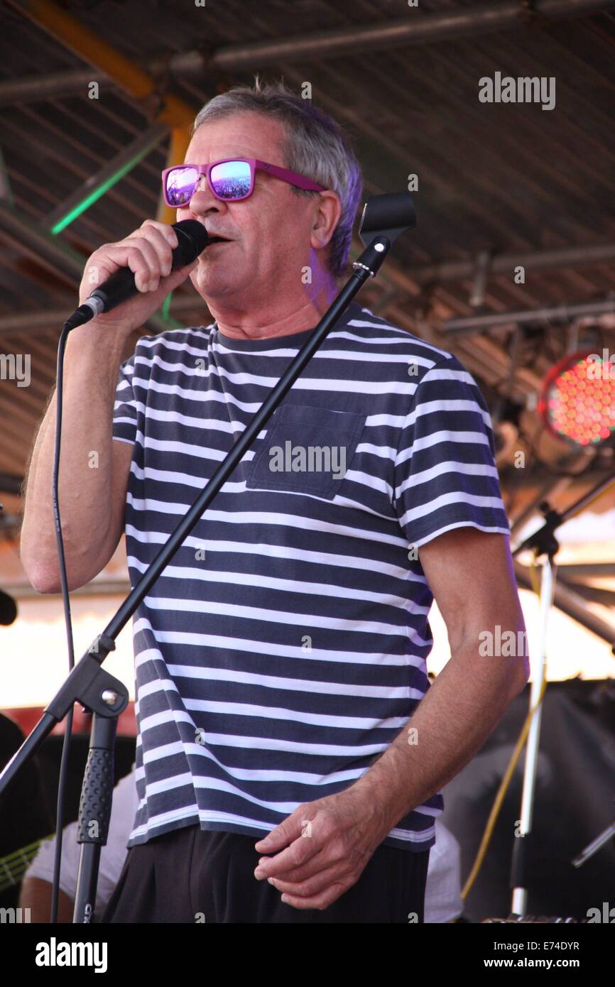 Lyme Regis, Dorset, UK. 6. September 2014. Ian Gillan von Deep Purple führt bei Gitarren am Strand. Gitarristen aus ganz England trafen sich heute für Gitarren am Strand, jetzt im 2. Jahr und erreicht eine Rekord-3325 Spieler ausführen "Rave On", "Rockin ' All Over The World" und "Smoke On The Water" unisono am Strand von Lyme Regis. Deep Purple Frontmann Ian Gillan wieder aus der Band flog den USA Tour, die Veranstaltung zu leiten.   Bildnachweis: Tony Charnock/Alamy Live-Nachrichten Stockfoto