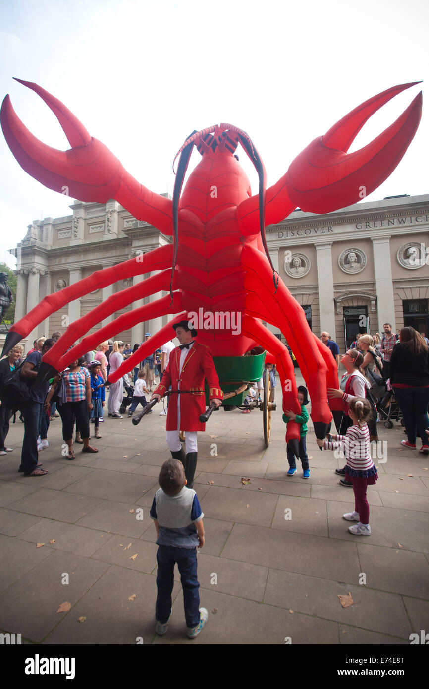 Große Schiffe Festival, Maritime Greenwich, London, UK 6. September 2014 Bild zeigt einen riesigen aufblasbaren Hummer, ausgestellt im Maritime Museum in Greenwich, im Rahmen des hohen Schiffe Festivals von Falmouth nach Greenwich, London, UK-Credit: Clickpics/Alamy Live News Stockfoto