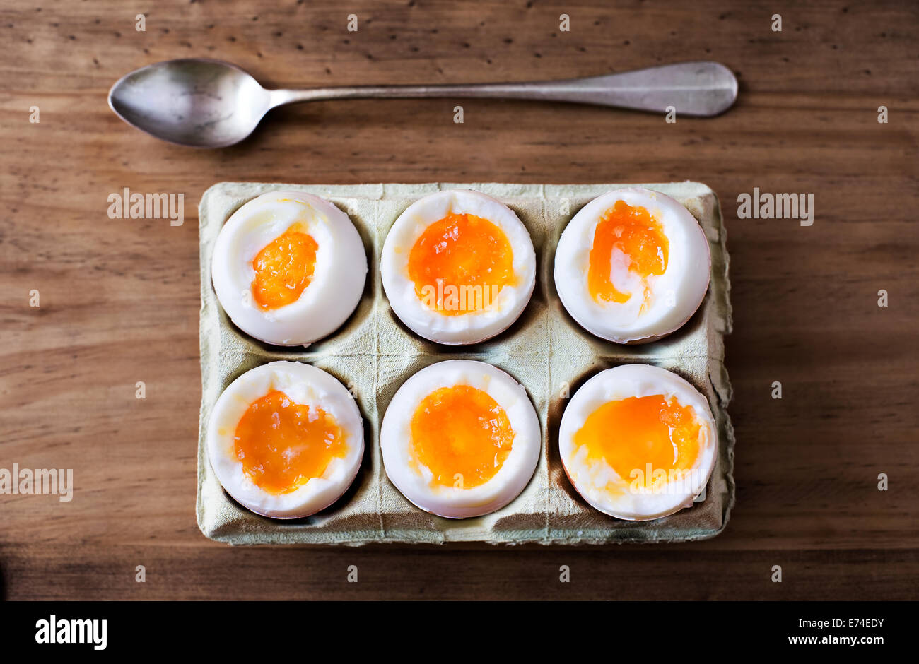 Ein halbes Dutzend weich gekochten Eiern in einer Kiste Kartonschachtel. Stockfoto