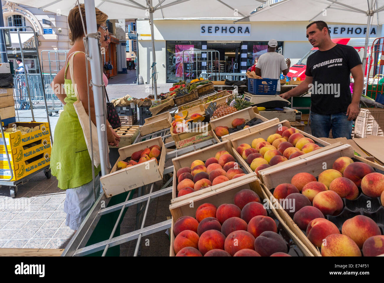 Perpignan, Frankreich, Sachbearbeiter auf den französischen Lebensmittelmärkten im Freien, Frischobst und Gemüse Shopping-Touristen, lokaler Konsum, gesunde Lebensmittel, nachhaltige Lebensmittelversorgung Stockfoto