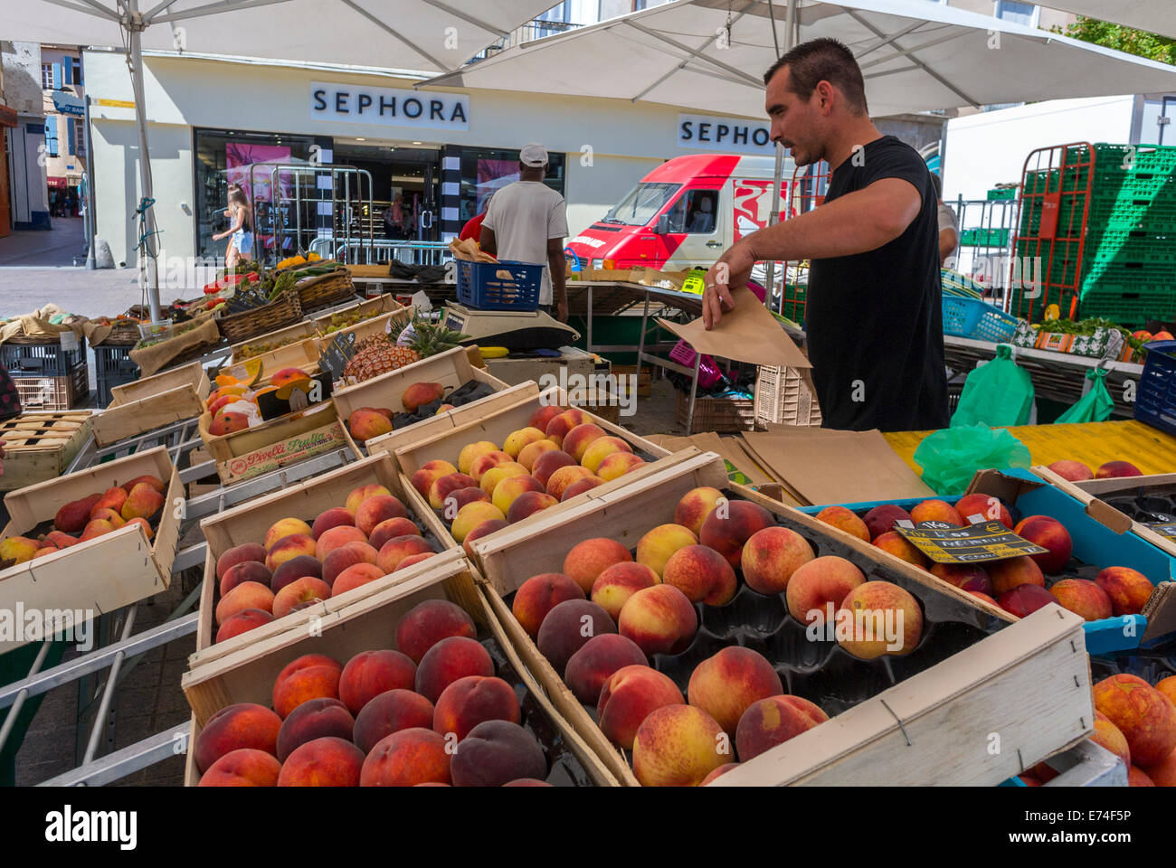 Perpignan, Frankreich, Clerk auf französischen Outdoor-Lebensmittelmärkten, Einkaufen von frischem Obst und Gemüse, lokaler Konsum Stockfoto