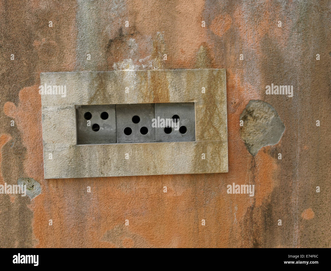 Kreative Fenster in Oprtalj (es: Portole), Istrien, Kroatien. Stockfoto