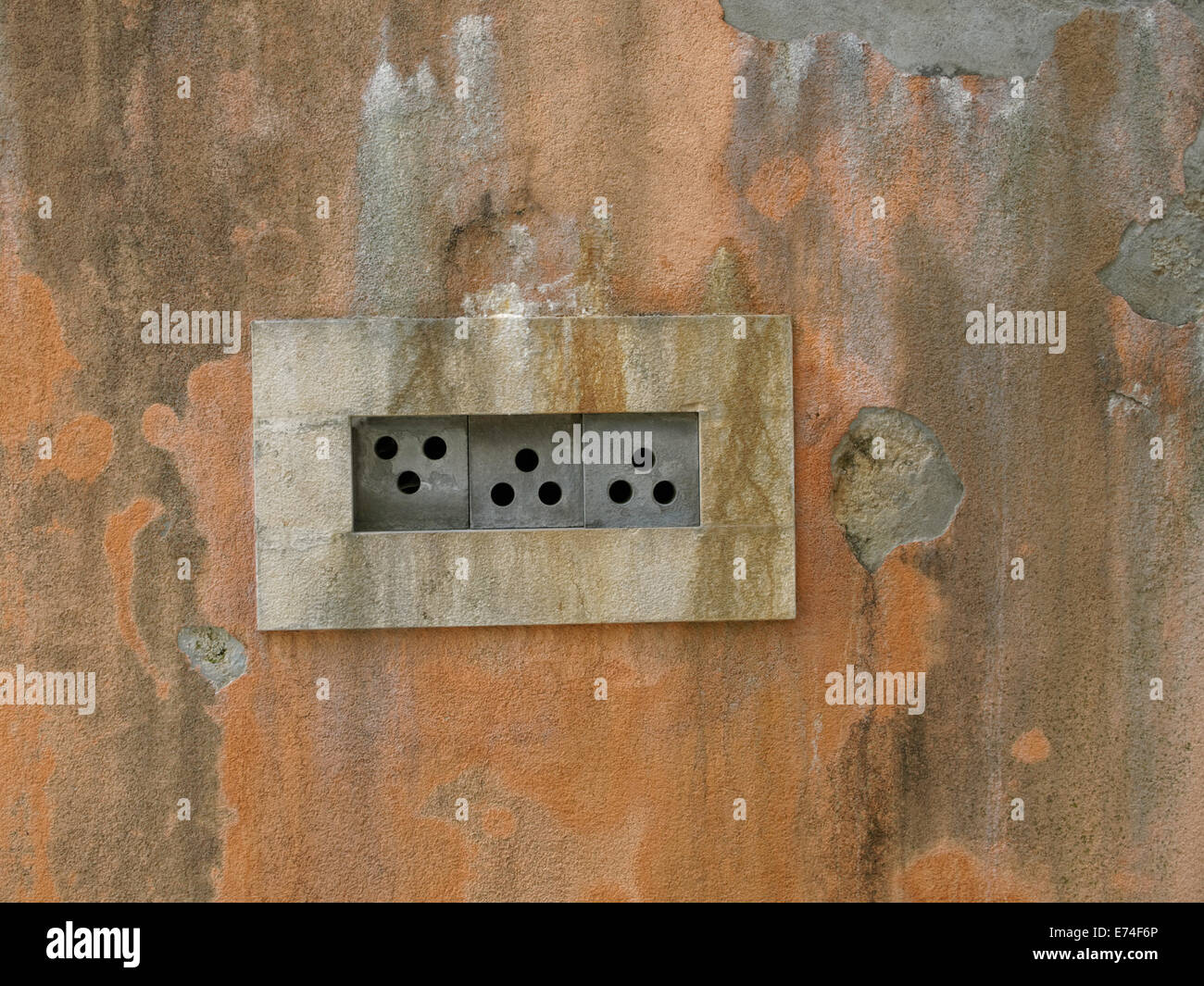 Kreative Fenster auf ein Haus in Oprtalj (es: Portole), Istrien, Kroatien. Stockfoto