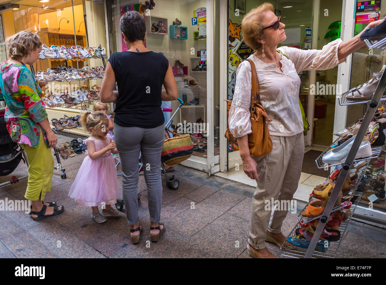 Perpignan, Frankreich, Touristen Familie einkaufen in lokalen Bekleidungsgeschäfte in Altstadt, Damenschuhe auf Straße Stockfoto