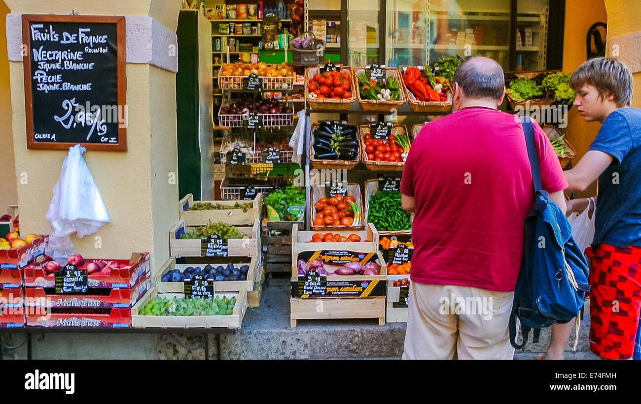 Collioure, Frankreich, Family Food Einkaufen in der französischen Nachbarschaft Lebensmittelgeschäft Gemüse, Seaside Village ( Perpignan), Südfrankreich Stockfoto