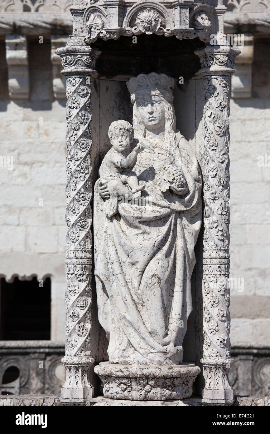 Statue der Hl. Maria mit Kind, unserer lieben Frau von sichere Heimkehr am Turm von Belem in Lissabon, Portugal. Stockfoto