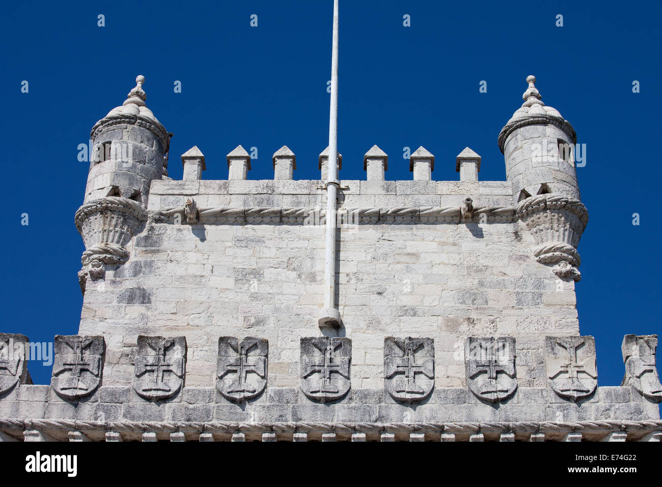 Zinnen eines frühen 16. Jahrhunderts kreuzt Turm von Belem mit Christusordens in Lissabon, Portugal. Stockfoto