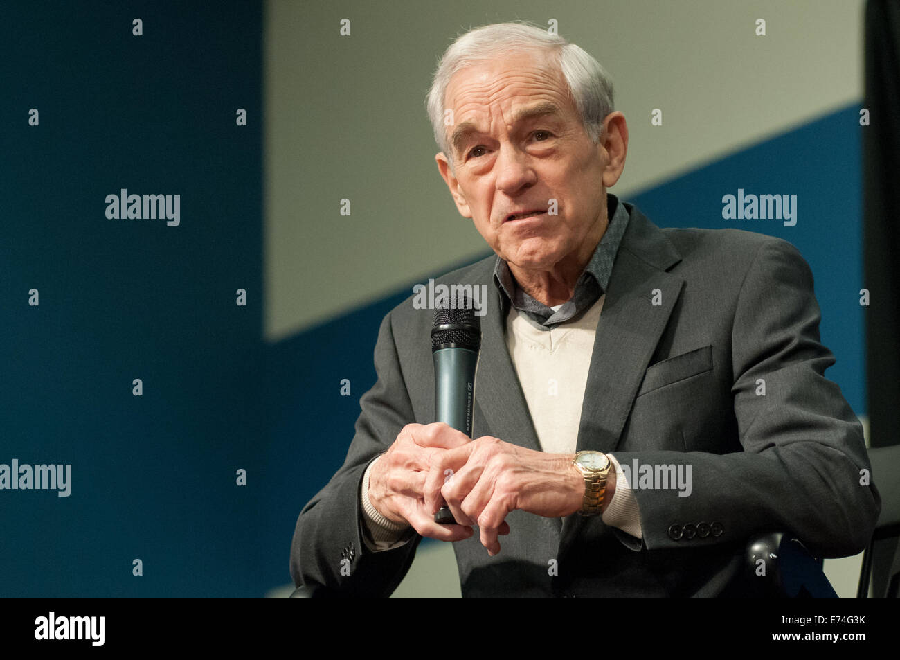 Presidential hoffnungsvoll, Texas Kongressabgeordnete Ron Paul spricht mit potentiellen Unterstützern in Durham, NH. 06.01.2014 Stockfoto