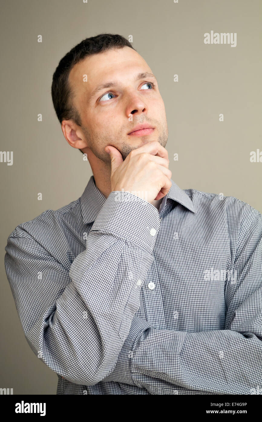 Ernsthafte Gedanken kaukasischen Jüngling, lässige Studioportrait Stockfoto