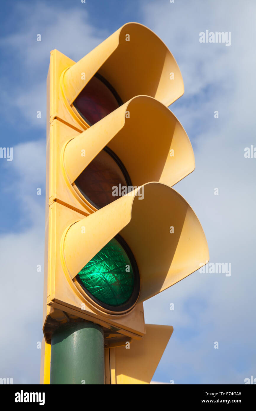 Gelbe Ampel zeigt grün Signal erlaubt Stockfoto