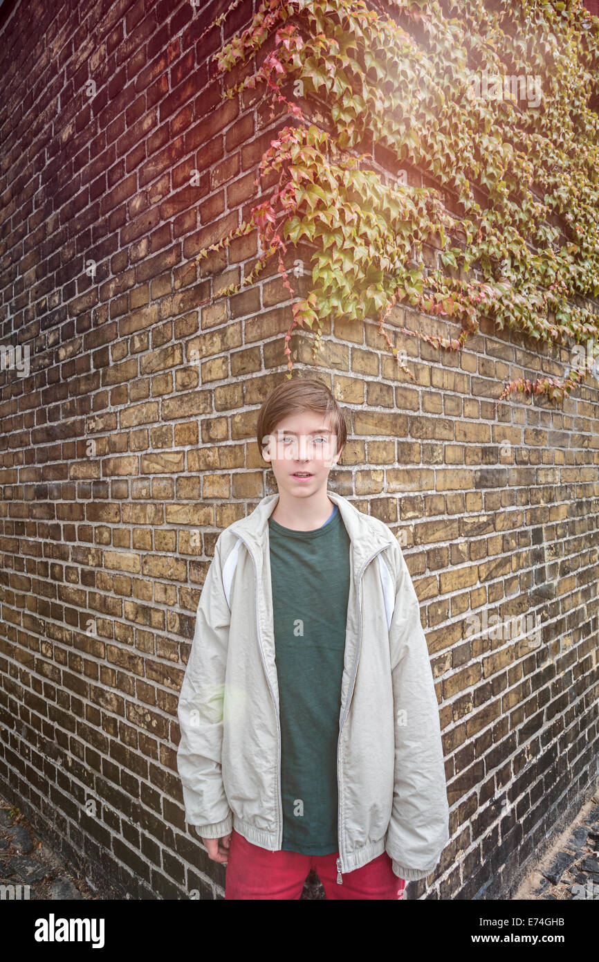 Portrait eines jungen Teenager vor eine alte Mauer Stockfoto